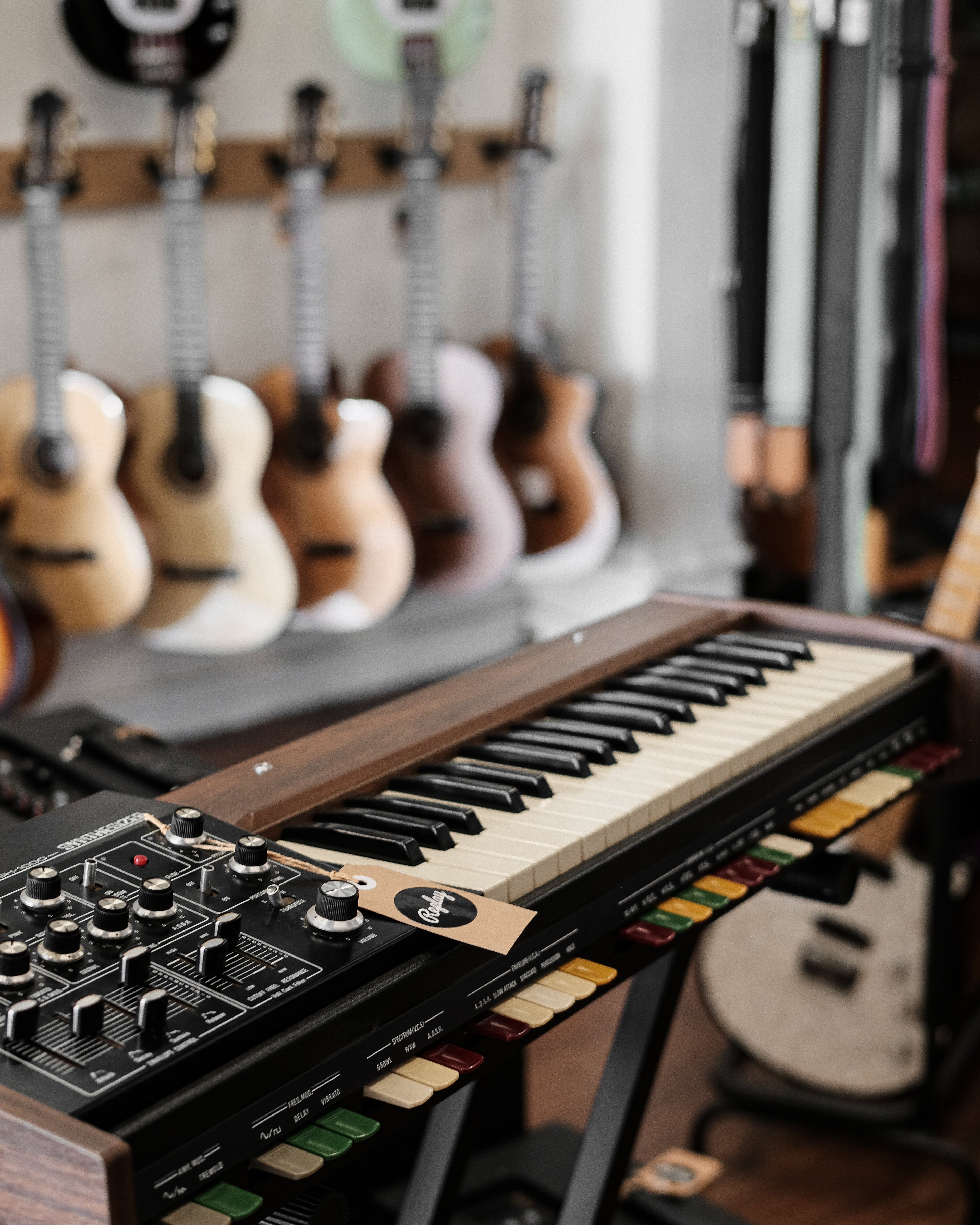 Vintage & Second-Hand Keyboards, Pianos & Synthesizers