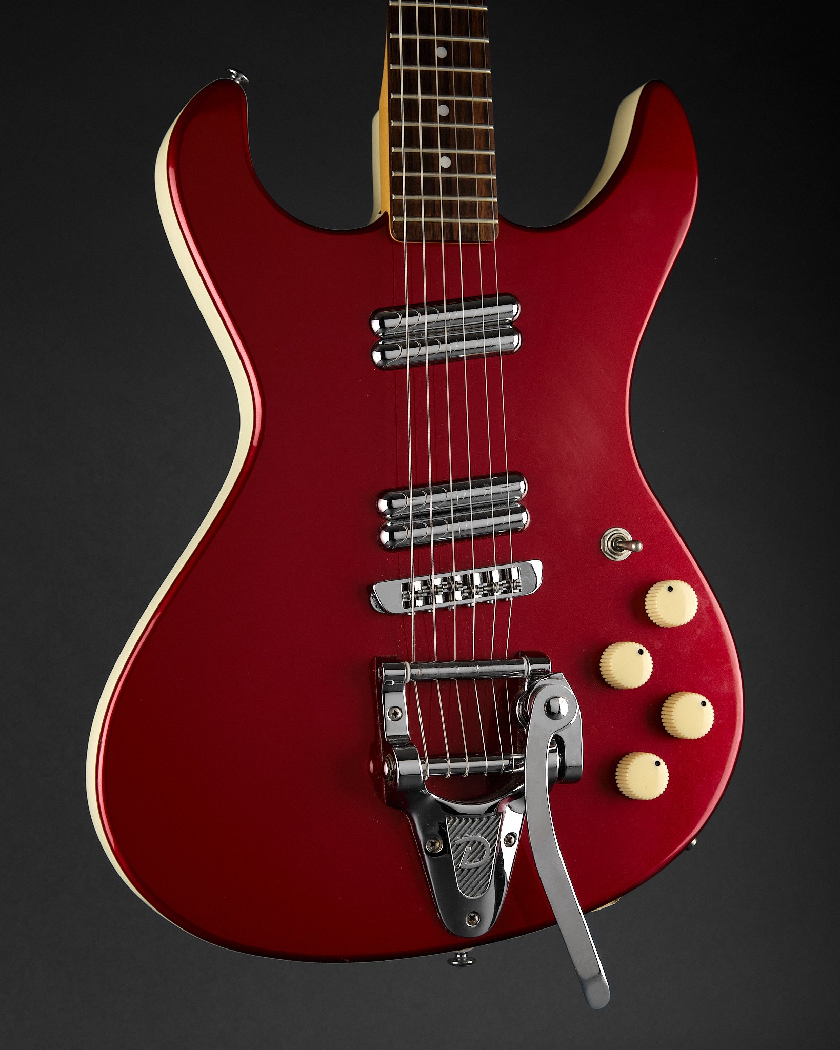 Danelectro Hodad with Tremolo Red (Second-Hand) - body front | Replay Guitars